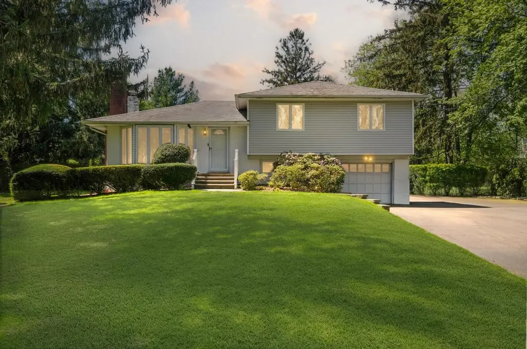 17 Duquesne Drive Greenlawn NY 11740