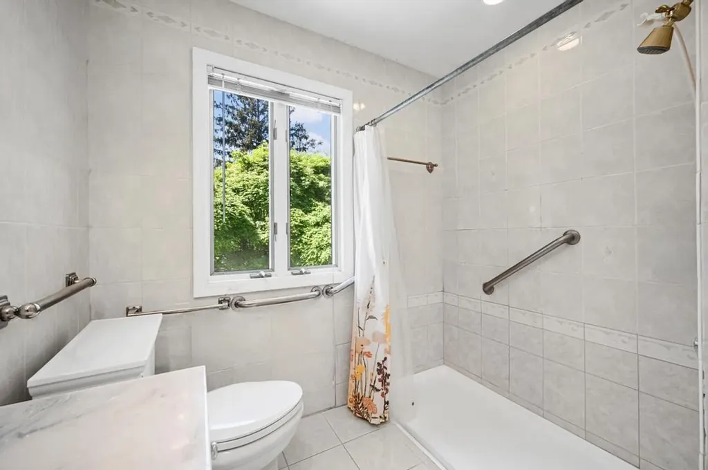 17 Duquesne Drive Greenlawn NY 11740