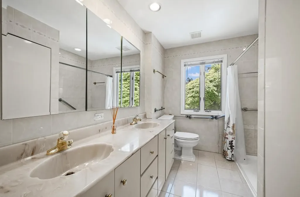 17 Duquesne Drive Greenlawn NY 11740