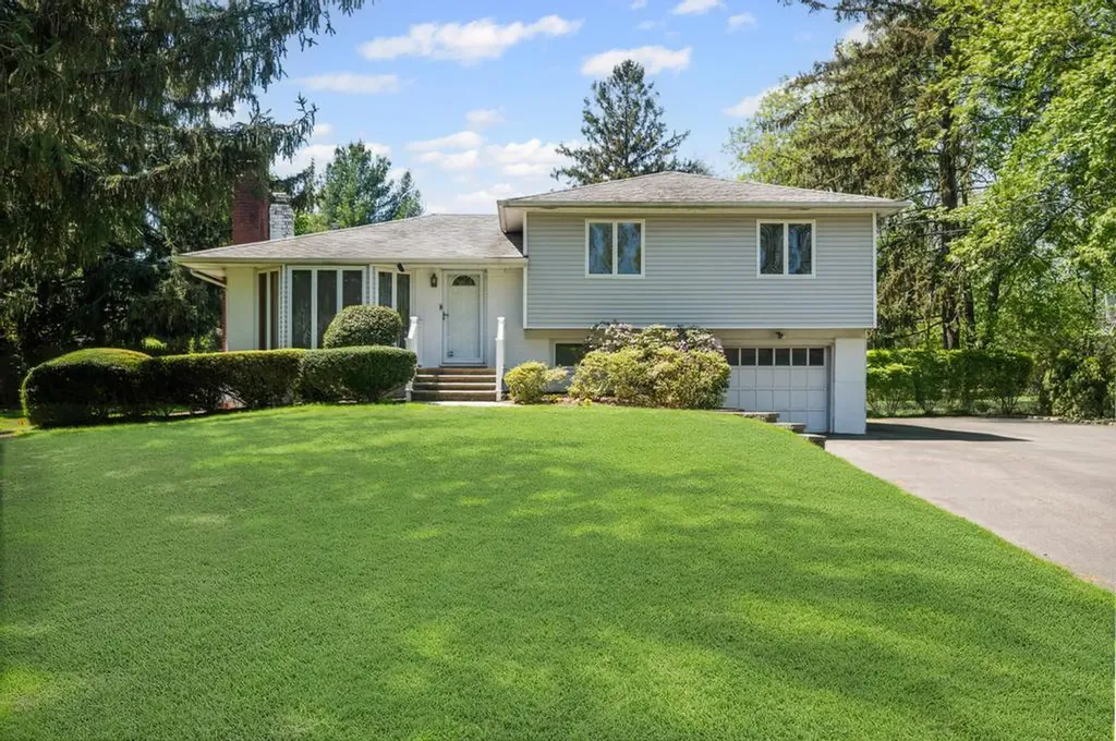 17 Duquesne Drive Greenlawn NY 11740
