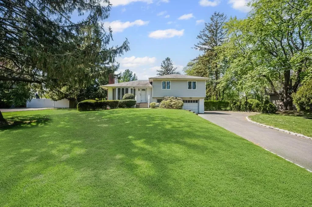 17 Duquesne Drive Greenlawn NY 11740