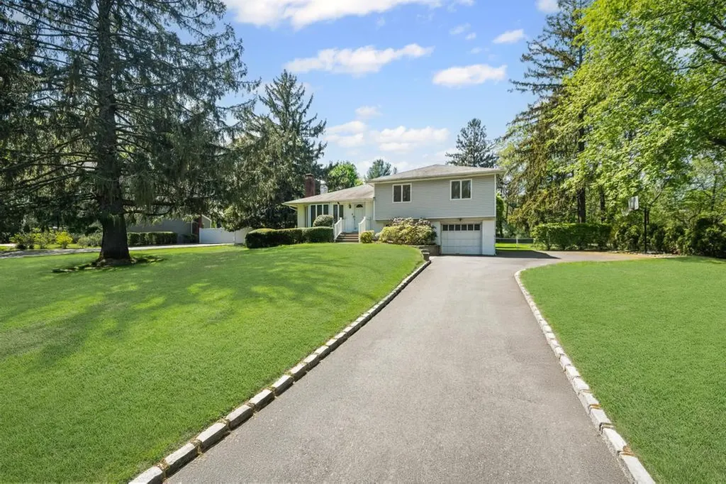 17 Duquesne Drive Greenlawn NY 11740
