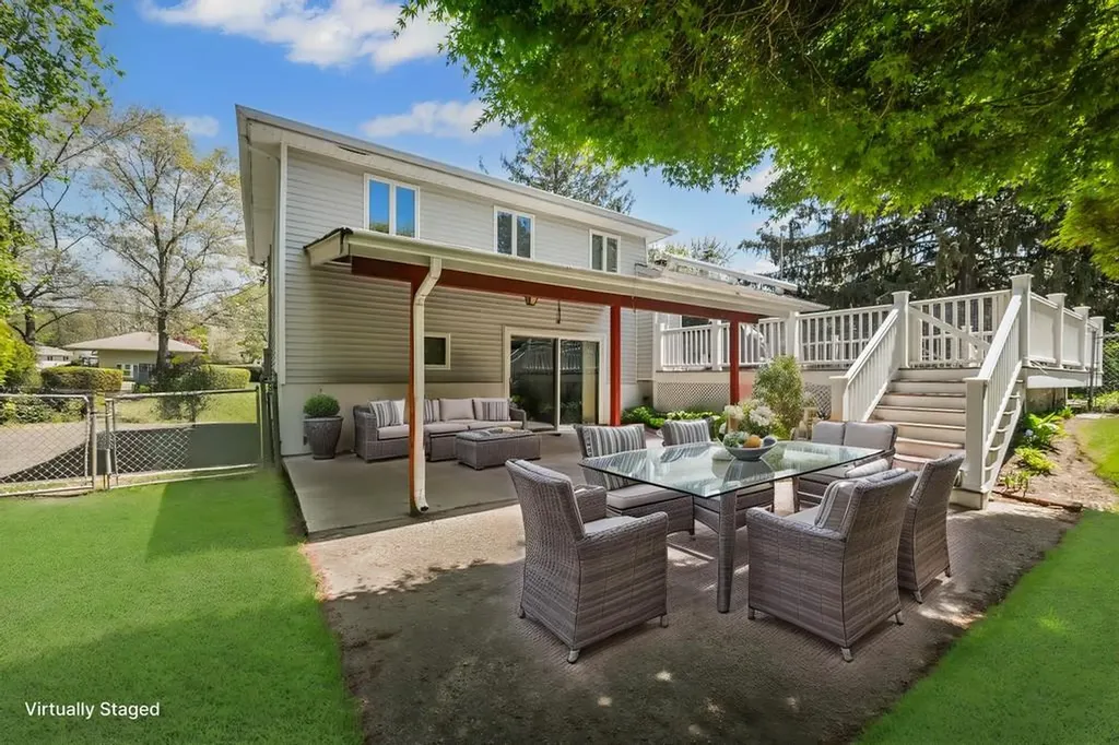 17 Duquesne Drive Greenlawn NY 11740