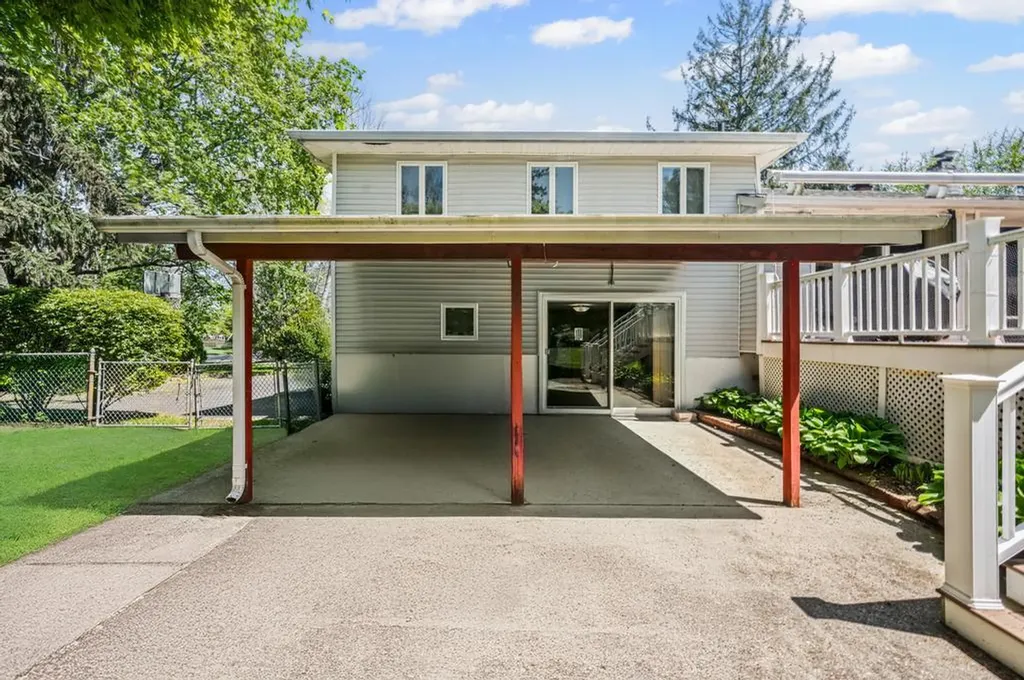 17 Duquesne Drive Greenlawn NY 11740