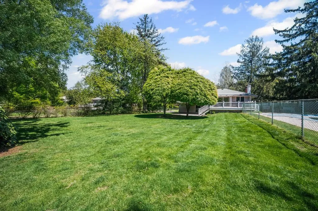 17 Duquesne Drive Greenlawn NY 11740