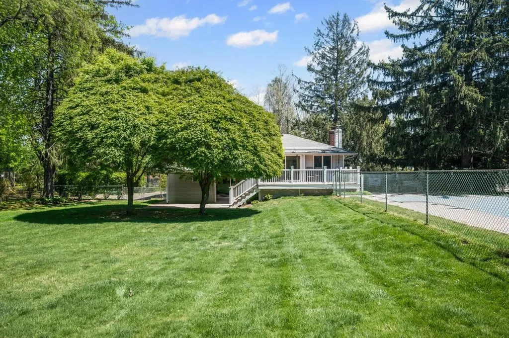 17 Duquesne Drive Greenlawn NY 11740