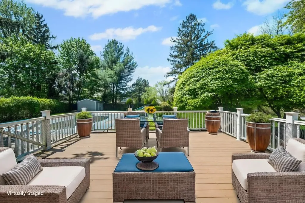 17 Duquesne Drive Greenlawn NY 11740