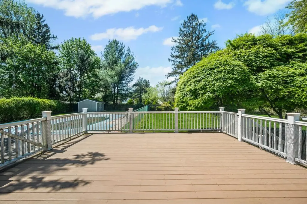 17 Duquesne Drive Greenlawn NY 11740