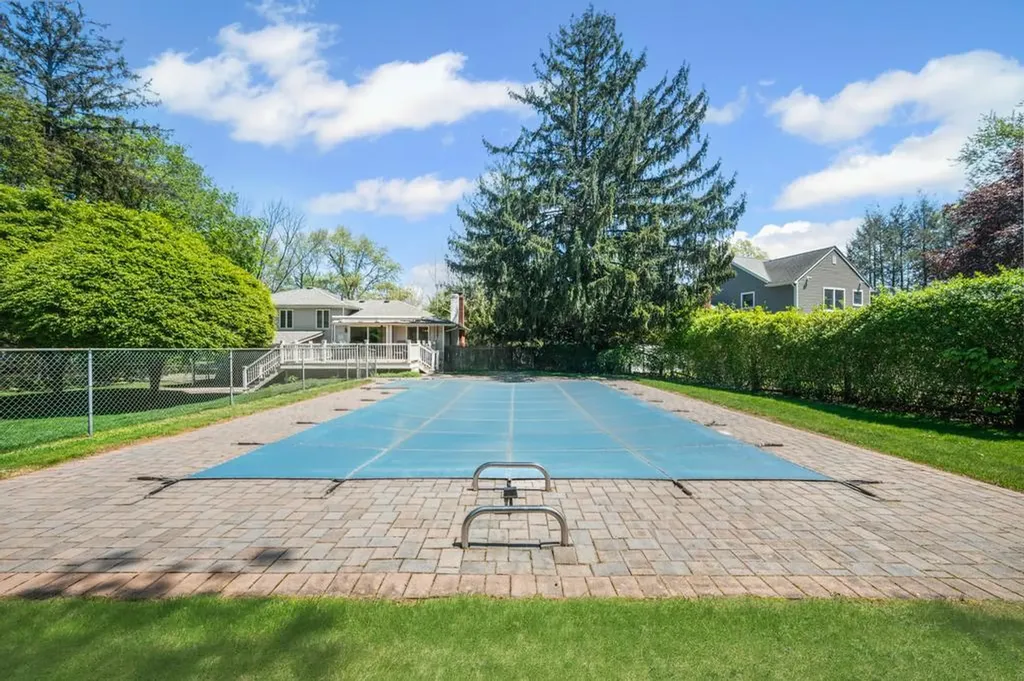 17 Duquesne Drive Greenlawn NY 11740