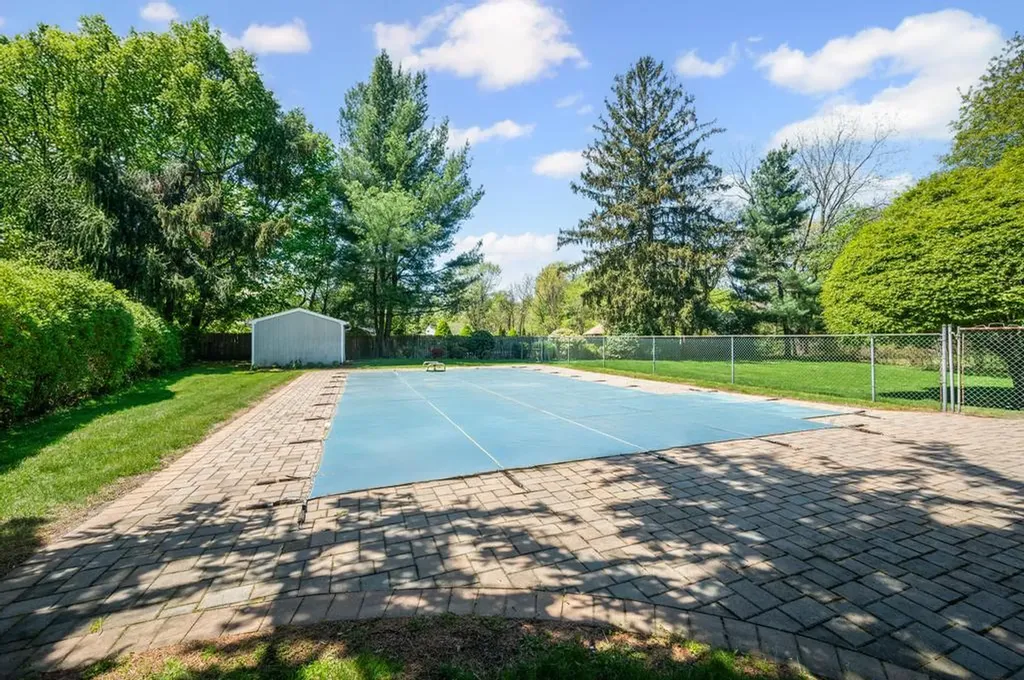 17 Duquesne Drive Greenlawn NY 11740