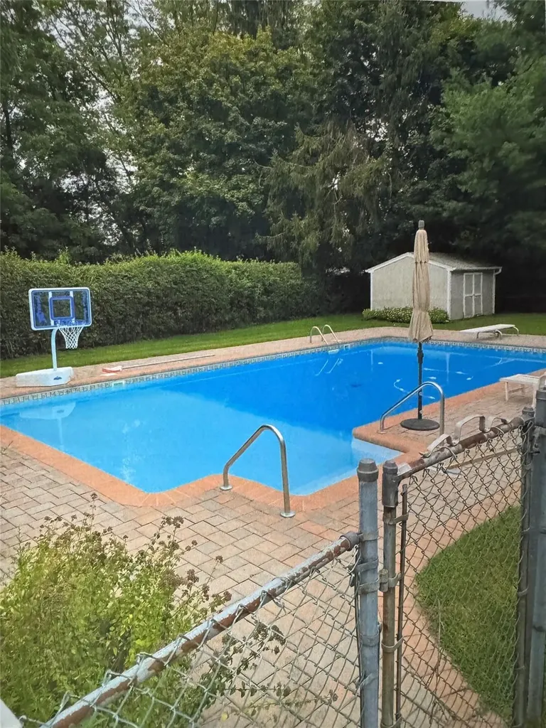 17 Duquesne Drive Greenlawn NY 11740