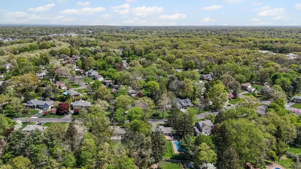 17 Duquesne Drive Greenlawn NY 11740
