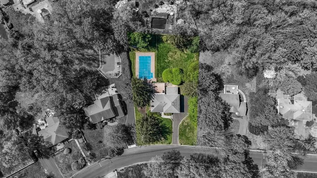 17 Duquesne Drive Greenlawn NY 11740