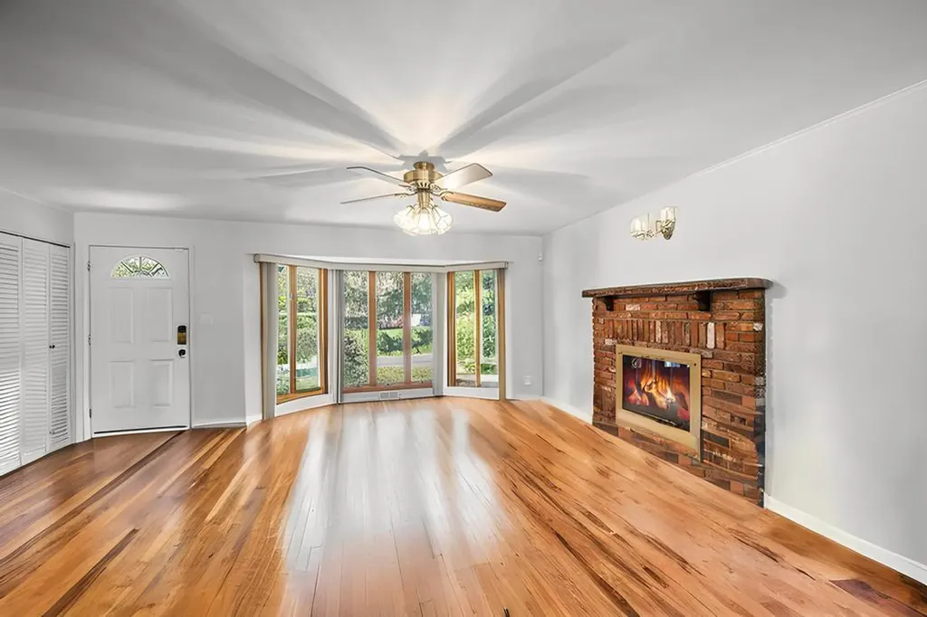 17 Duquesne Drive Greenlawn NY 11740