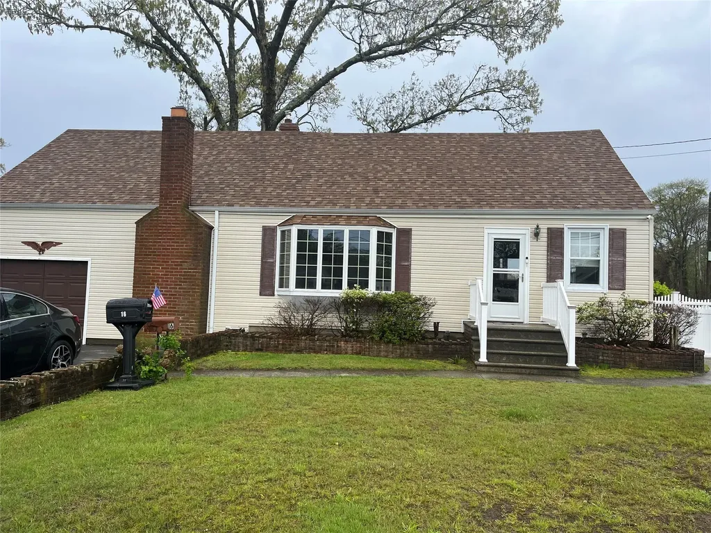16 Edwards Lane E Blue Point NY 11715