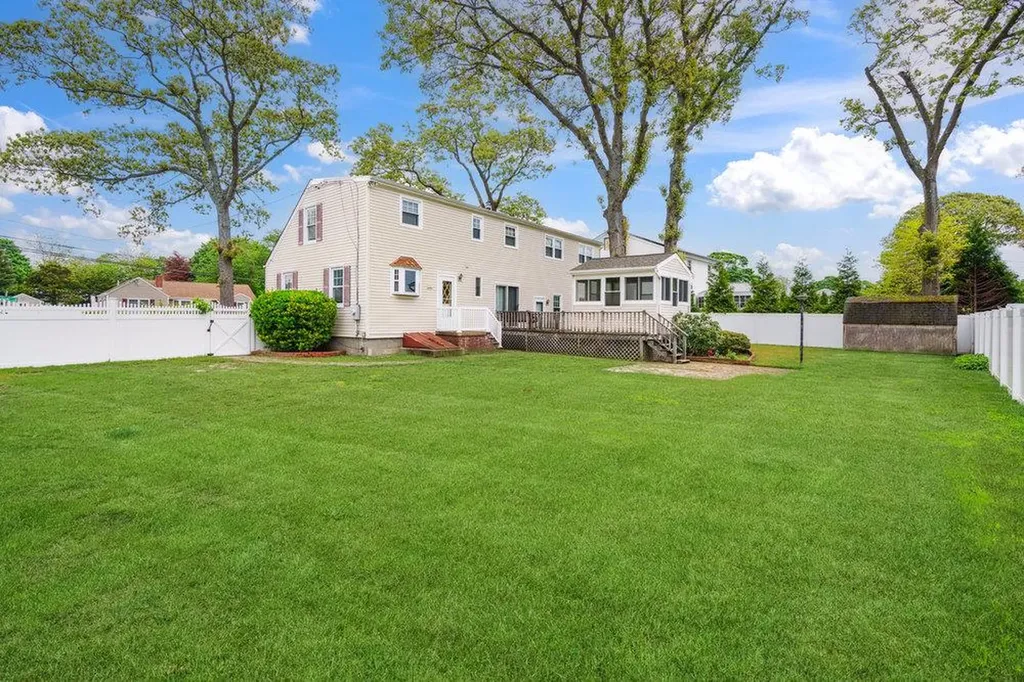 16 Edwards Lane E Blue Point NY 11715
