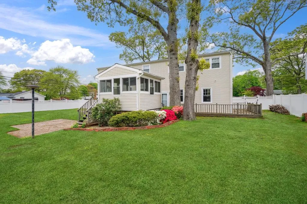 16 Edwards Lane E Blue Point NY 11715