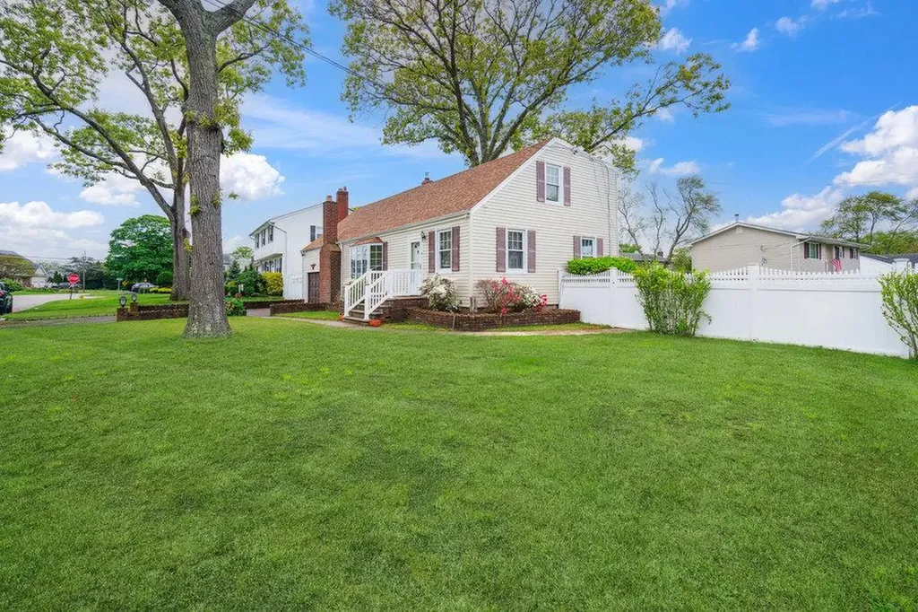 16 Edwards Lane E Blue Point NY 11715