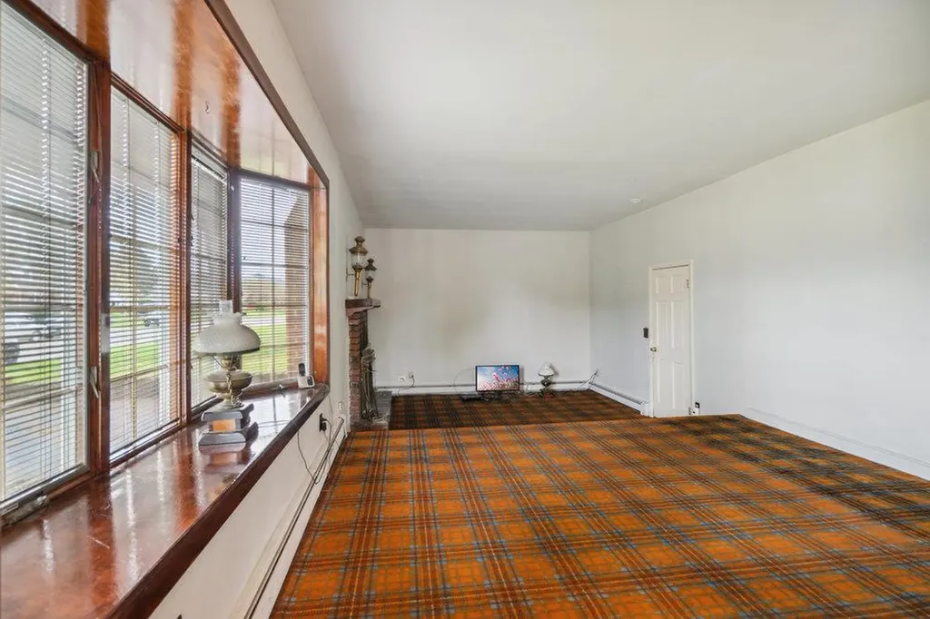 16 Edwards Lane E Blue Point NY 11715