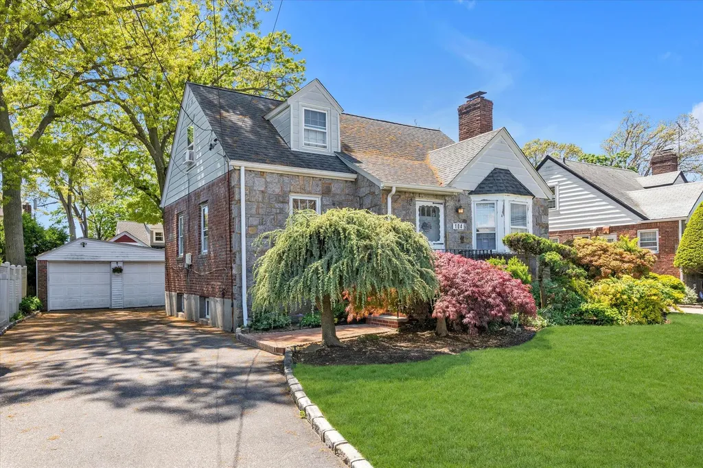 104 E Fenimore Street Valley Stream NY 11580