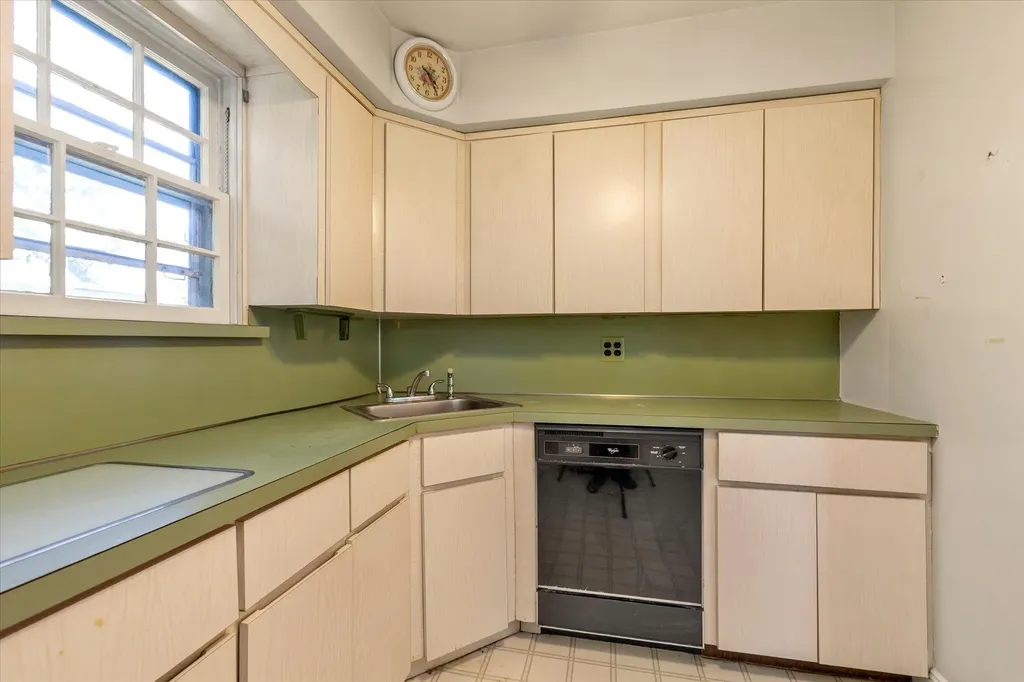 104 E Fenimore Street Valley Stream NY 11580