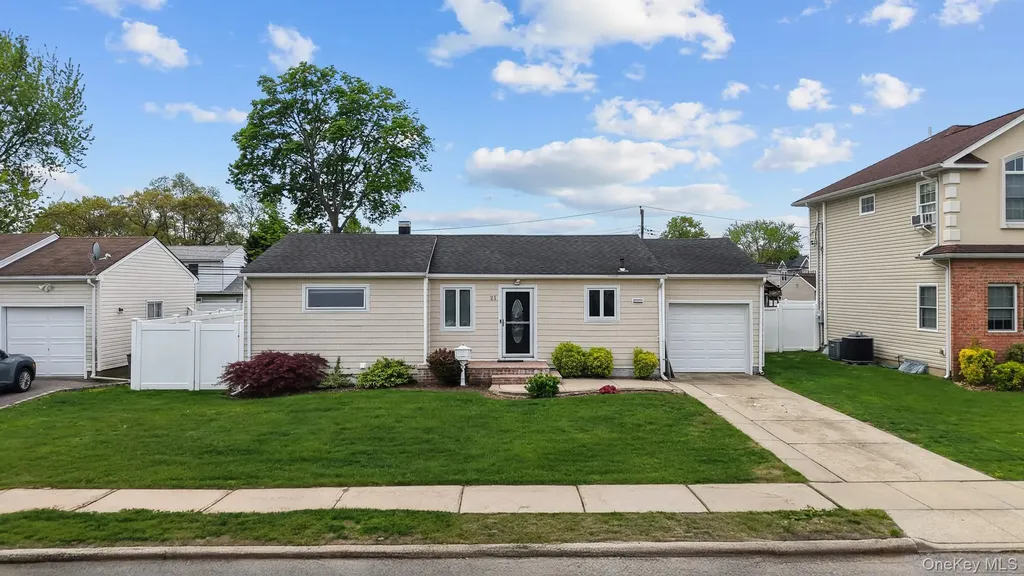 21 Peter Lane Plainview NY 11803
