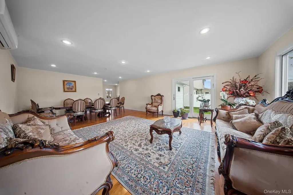 21 Peter Lane Plainview NY 11803