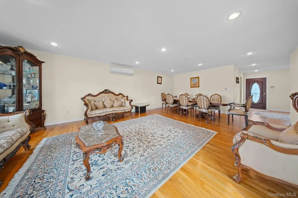 21 Peter Lane Plainview NY 11803