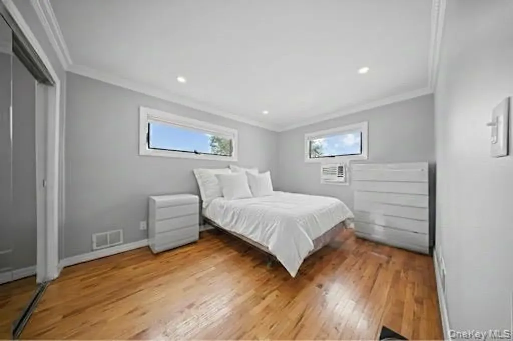 21 Peter Lane Plainview NY 11803