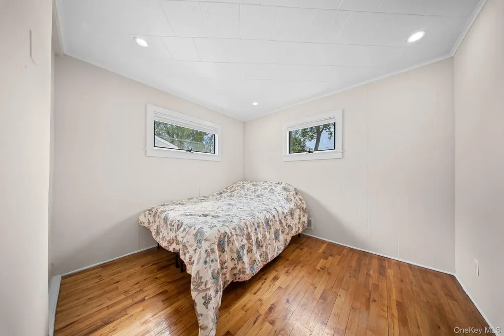 21 Peter Lane Plainview NY 11803