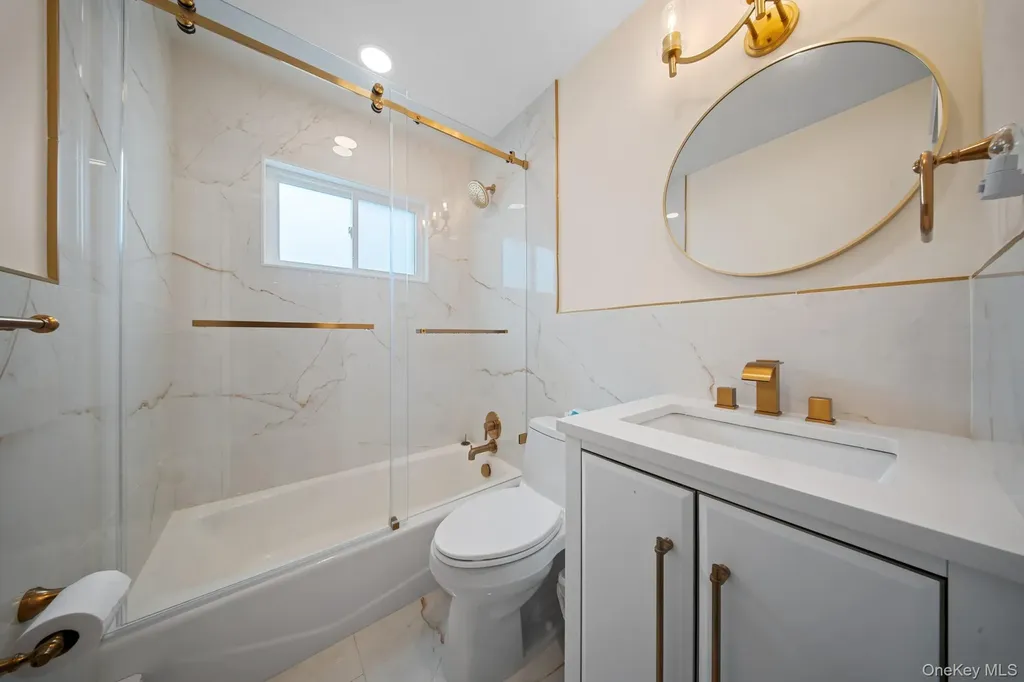 21 Peter Lane Plainview NY 11803