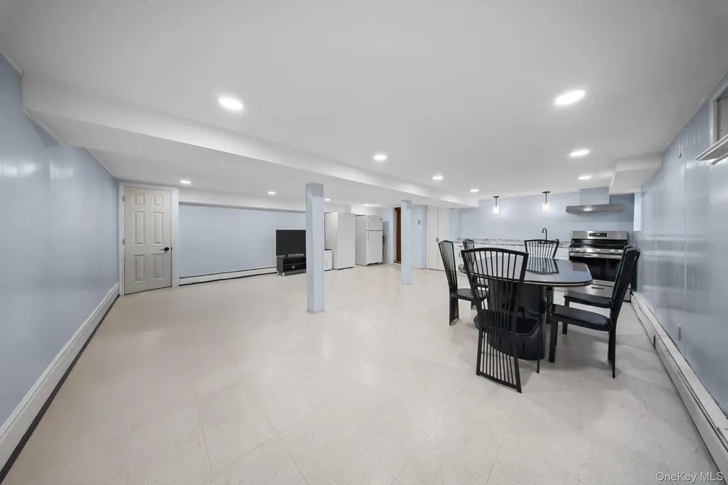 21 Peter Lane Plainview NY 11803