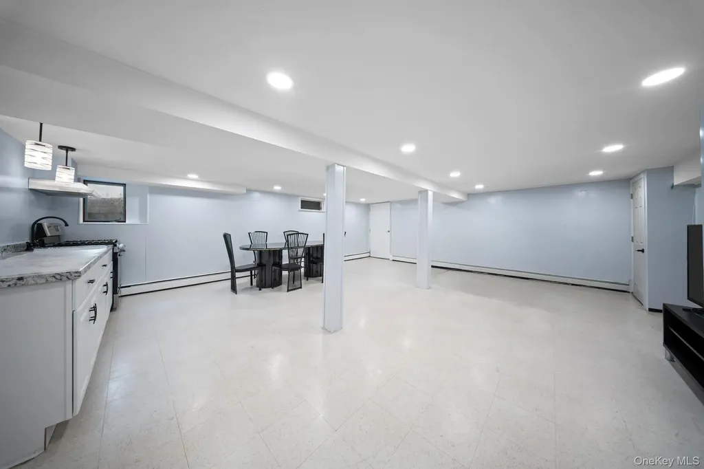 21 Peter Lane Plainview NY 11803