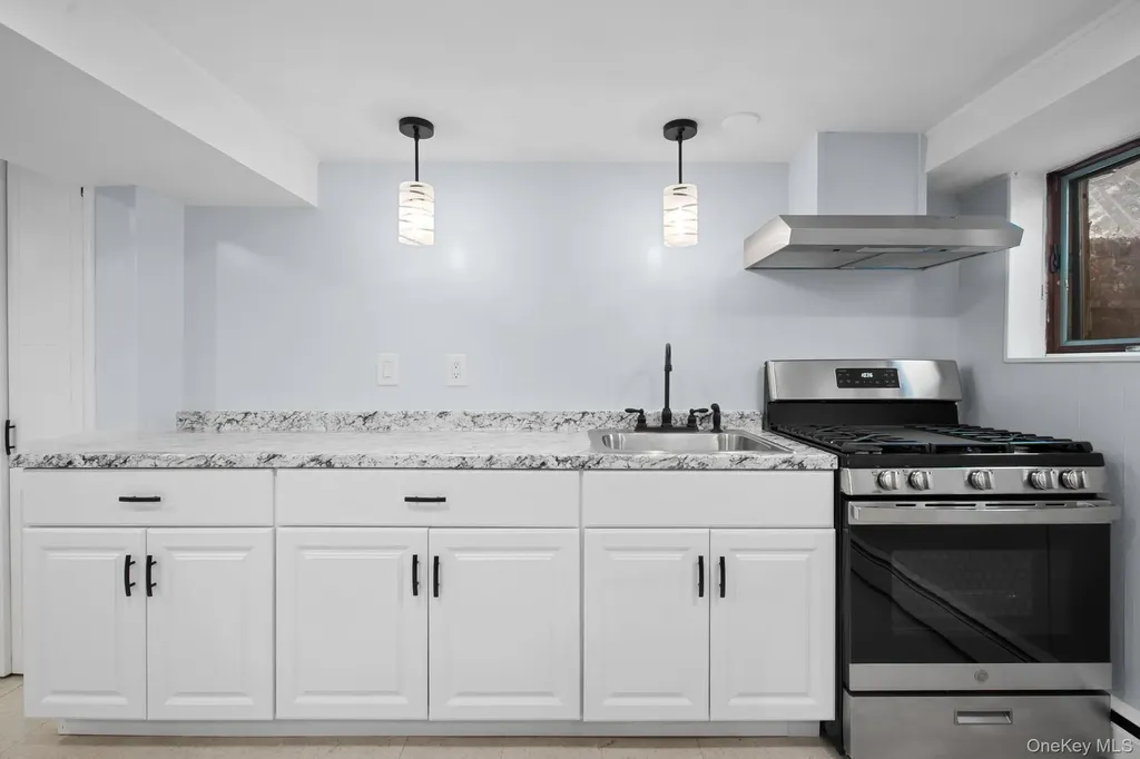 21 Peter Lane Plainview NY 11803