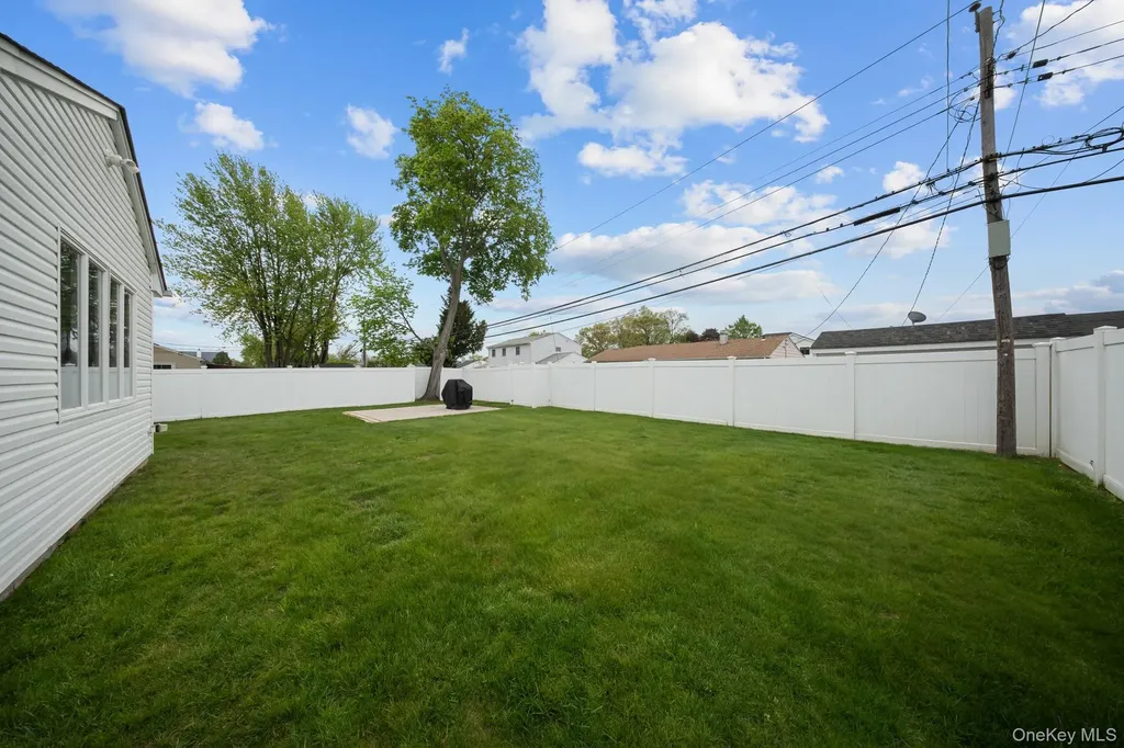 21 Peter Lane Plainview NY 11803