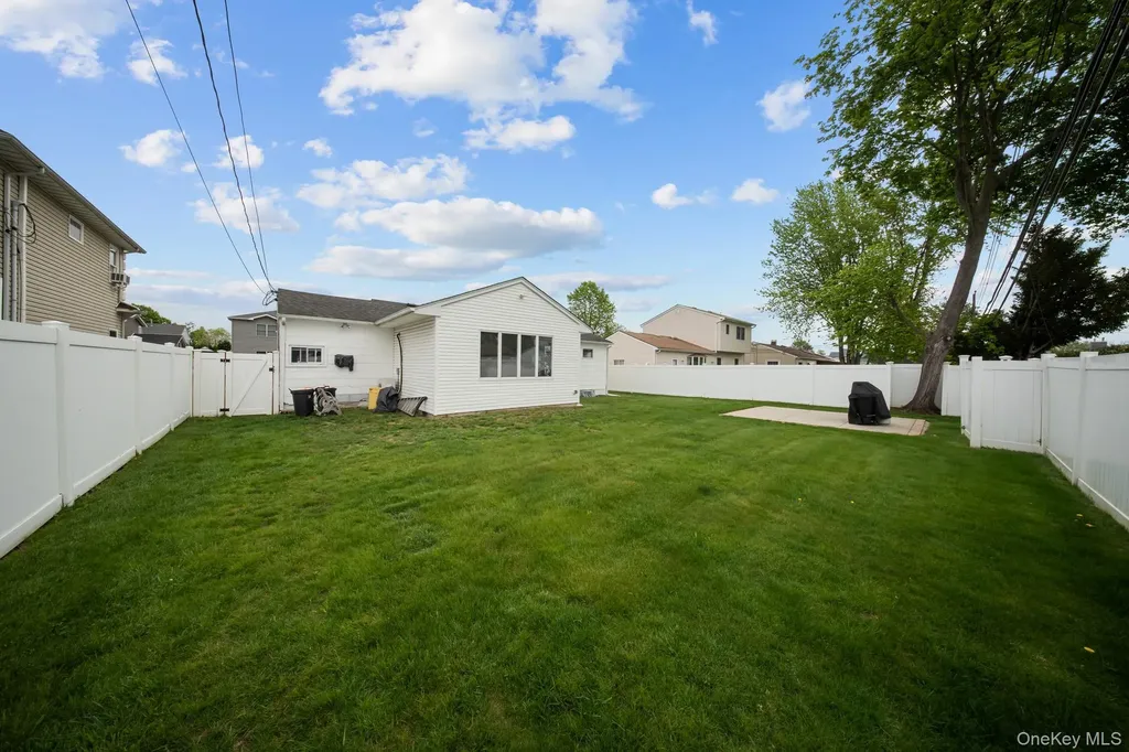 21 Peter Lane Plainview NY 11803