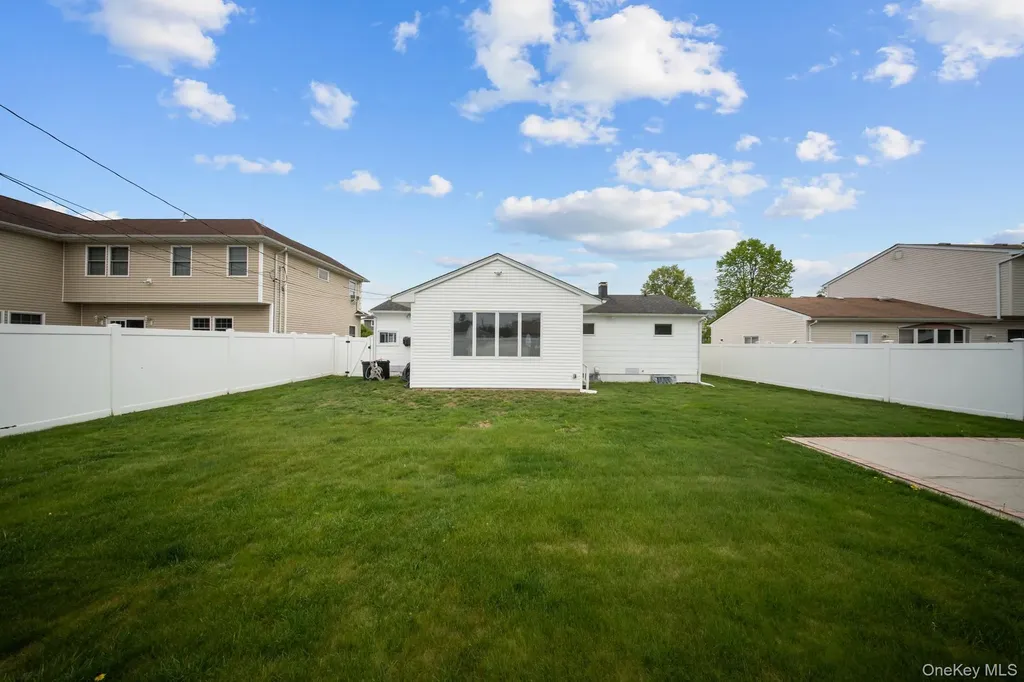 21 Peter Lane Plainview NY 11803