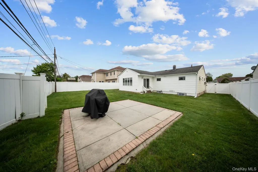 21 Peter Lane Plainview NY 11803