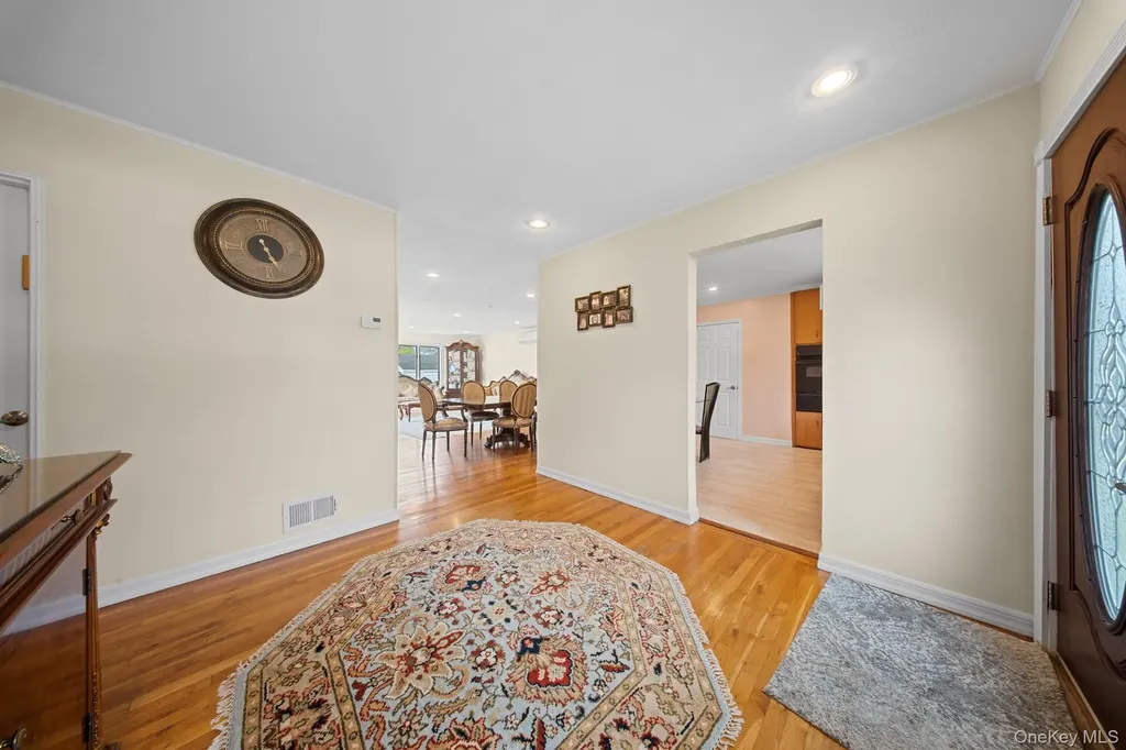 21 Peter Lane Plainview NY 11803