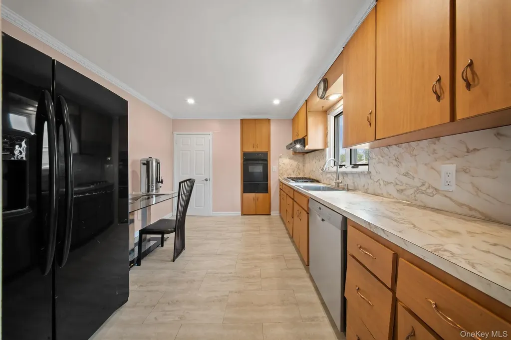 21 Peter Lane Plainview NY 11803