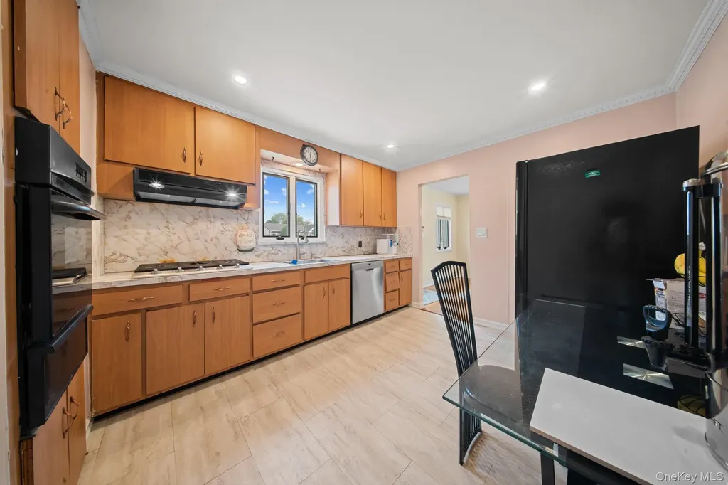21 Peter Lane Plainview NY 11803