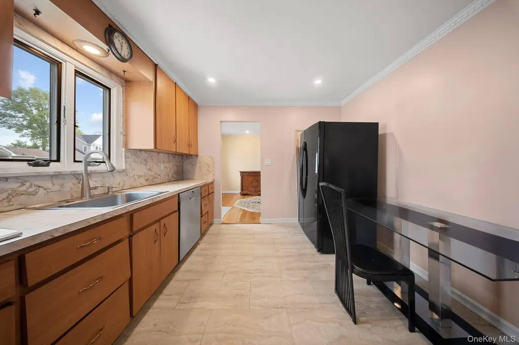 21 Peter Lane Plainview NY 11803