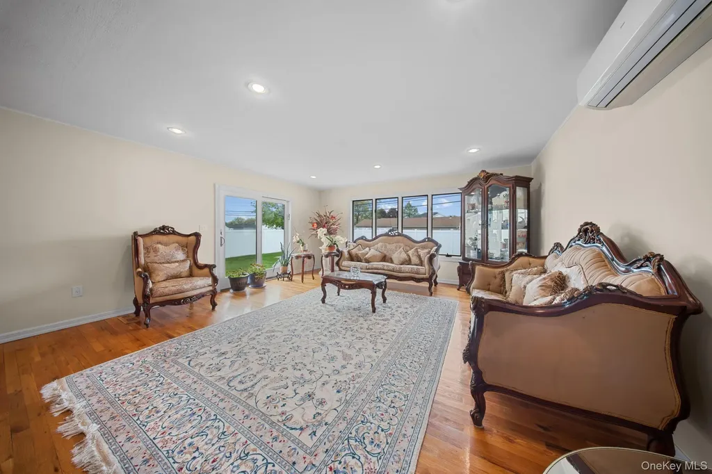 21 Peter Lane Plainview NY 11803