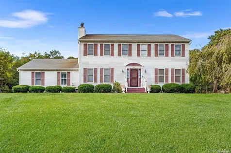 21 Victoria Lane Manorville NY 11949