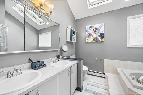 21 Victoria Lane Manorville NY 11949