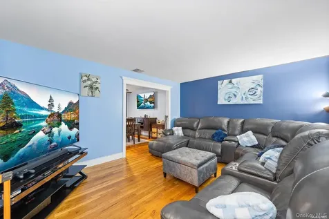 21 Victoria Lane Manorville NY 11949