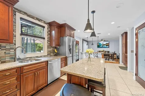 21 Victoria Lane Manorville NY 11949