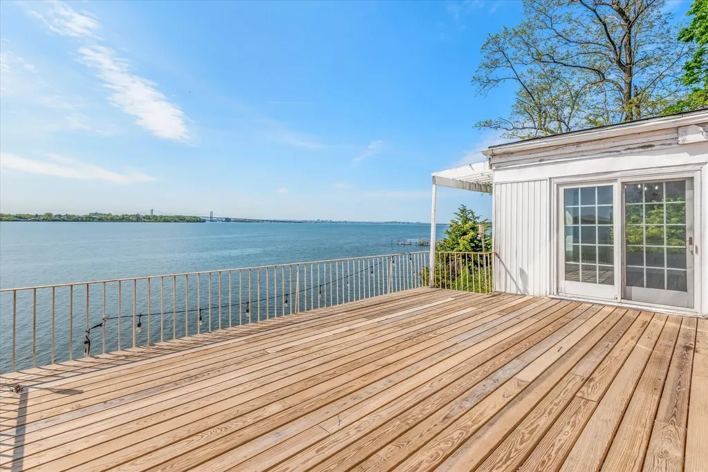 22 Shorecliff Place Great Neck NY 11023