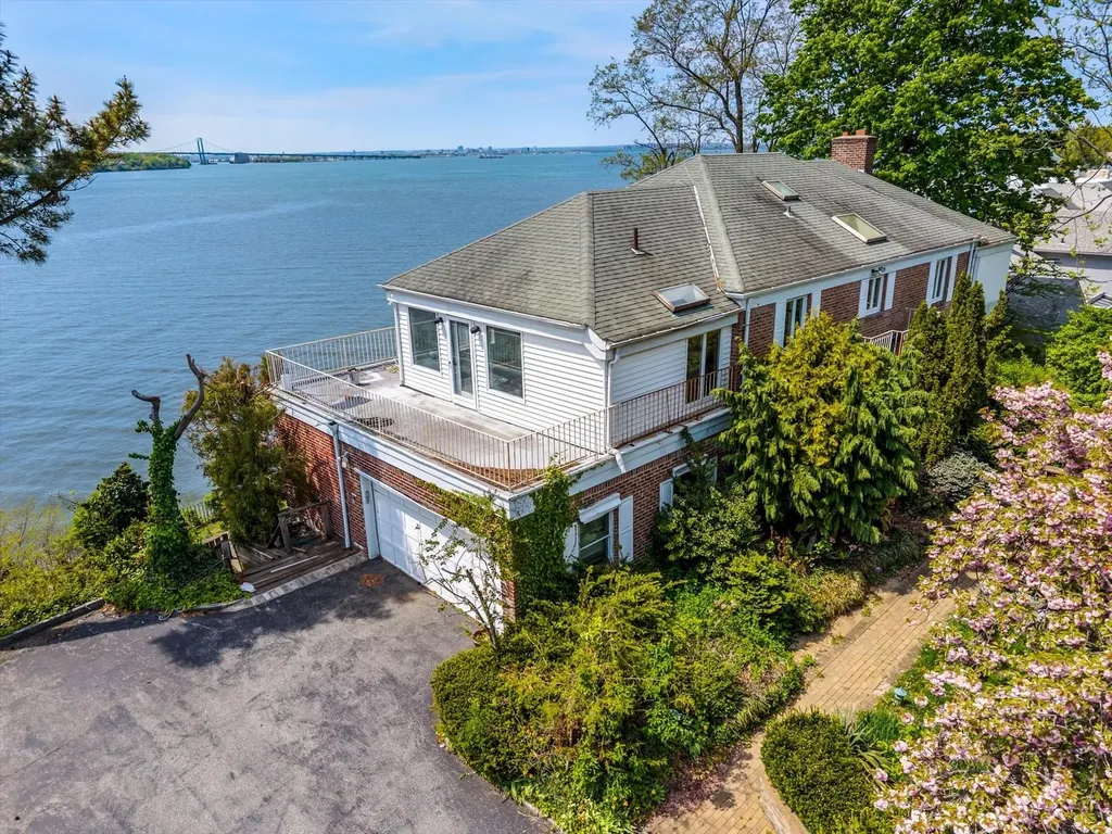 22 Shorecliff Place Great Neck NY 11023