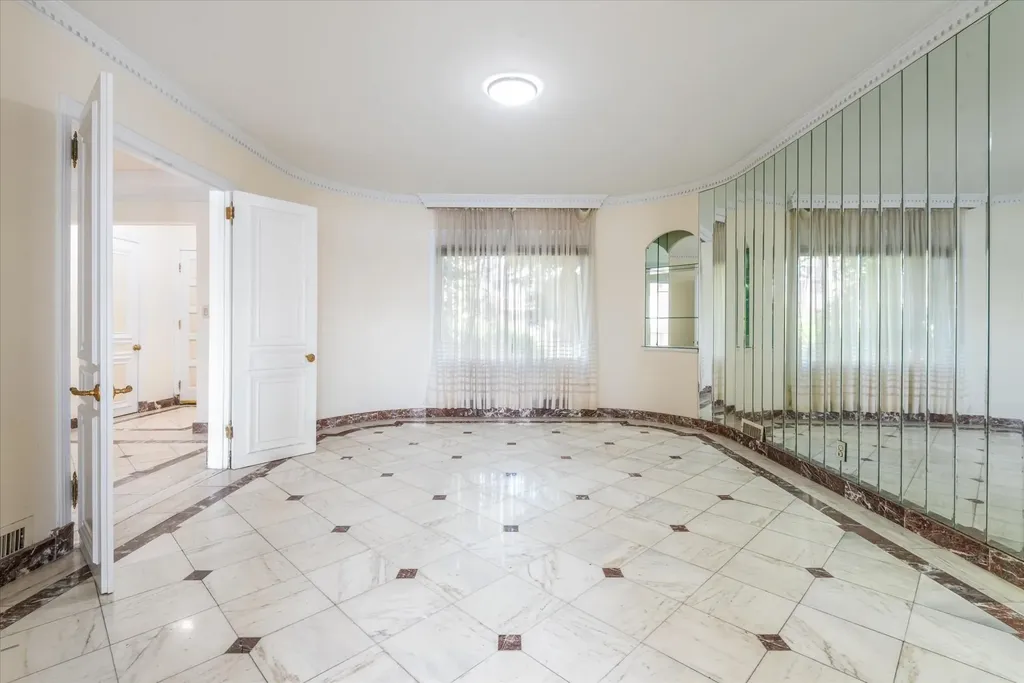 22 Shorecliff Place Great Neck NY 11023